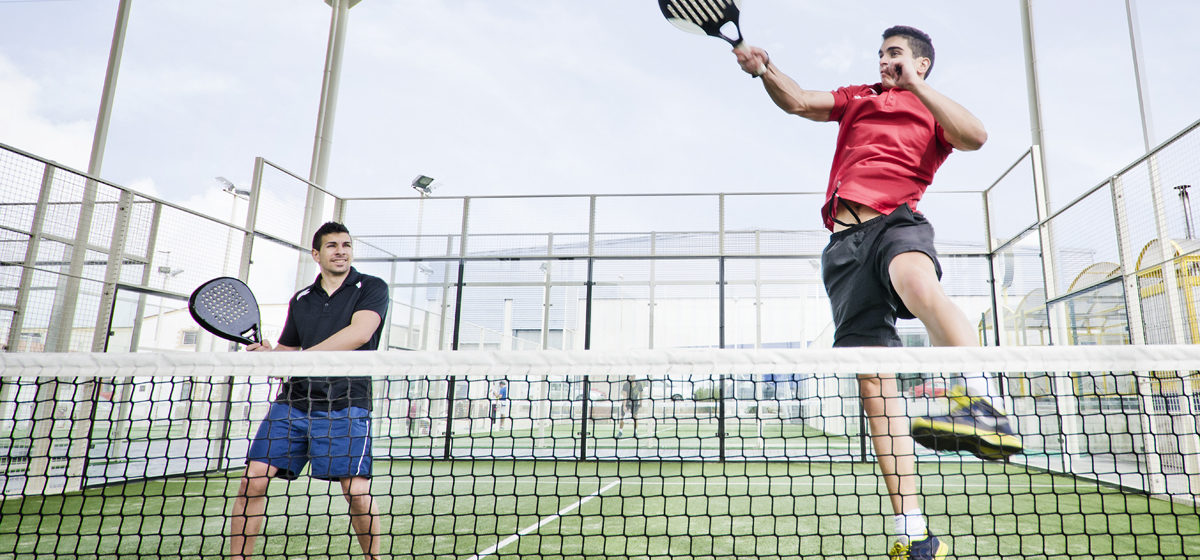 Cómo se saca en un tie break en el pádel? 